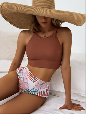 Top de bikini con cuello alto y tanga hot pant