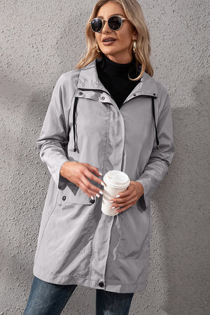 Chaqueta cortavientos impermeable urbana con capucha